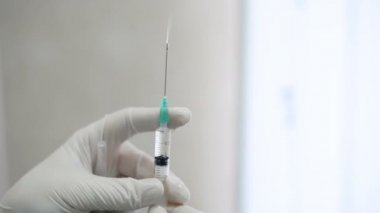 kadın hemşire doktor enjeksiyon aşı hazırlama bir şırınga tutarak yakın çekim
