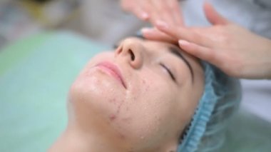 Güzellik uzmanı kozmetik tedavi spa adlı sahip yüz ve masajlar kadın için kremi. Profesyonel Şevval Özçelik Güzellik maskesi erkek güzellik salonunda uygulayarak. Cilt yüz prosedürler kozmetik temizlik.
