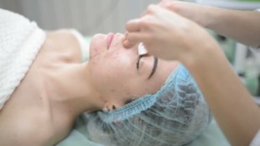 Güzellik uzmanı kozmetik tedavi spa adlı sahip yüz ve masajlar kadın için kremi. Profesyonel Şevval Özçelik Güzellik maskesi erkek güzellik salonunda uygulayarak. Cilt yüz prosedürler kozmetik temizlik.