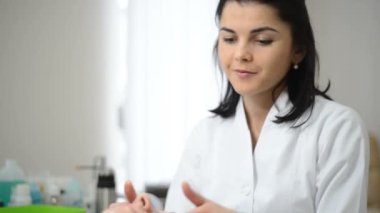 Güzellik uzmanı kozmetik tedavi spa adlı sahip yüz ve masajlar kadın için kremi. Profesyonel Şevval Özçelik Güzellik maskesi erkek güzellik salonunda uygulayarak. Cilt yüz prosedürler kozmetik temizlik.