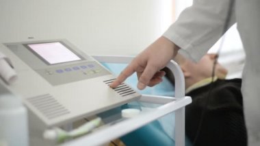 Ürolog erkek doktor basın düğmesini sınav aygıt