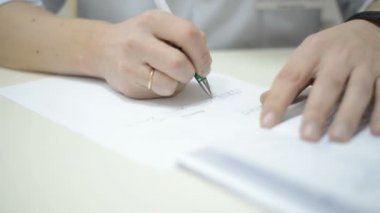 RX reçete yazma kafkas erkek doktor el kadar kapatın