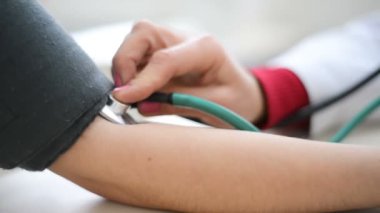 veren ve bir hastaya kan basıncı sınav kontrol Doktor yakın çekim