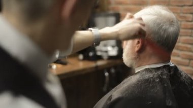 Komuta sizde Kuaför Salonu Kuaför Saç ağaran ile yaş arası aktif emekli yaşlı yaşlı sakallı 