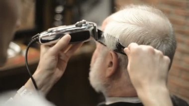 Komuta sizde Kuaför Salonu Kuaför Saç ağaran ile yaş arası aktif emekli yaşlı yaşlı sakallı 