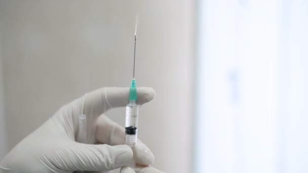 Врач-медсестра держит шприц для приготовления инъекционной прививки вблизи — стоковое видео