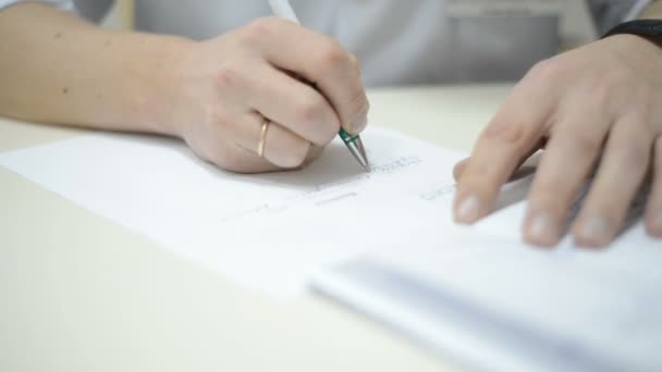 Primer plano Caucásico masculino doctor escritura a mano rx prescripción — Vídeo de stock