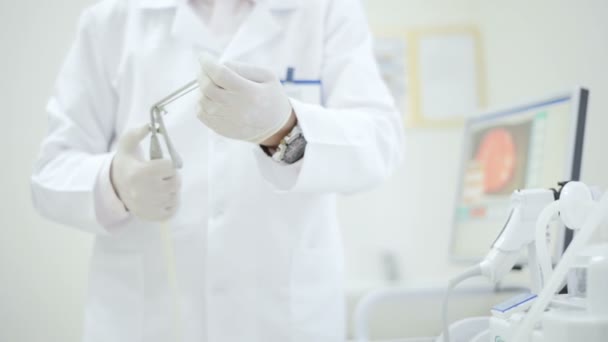 Proctólogo médico celebración de Ligador hemorroidal en el consultorio — Vídeo de stock