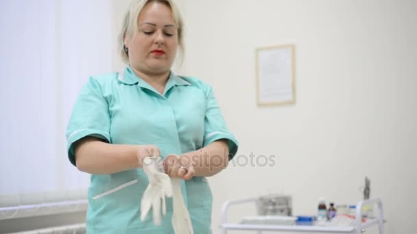 Ginecóloga enfermera doctora usando látex guantes médicos en el hospital . — Vídeos de Stock