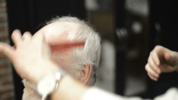 Active retired elderly old bearded senior man aged with graying hair in barber shop hairstylist — Stock Video