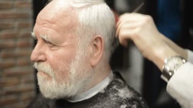 Komuta sizde Kuaför Salonu Kuaför Saç ağaran ile yaş arası aktif emekli yaşlı yaşlı sakallı 