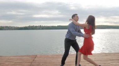 Happy, göl kıyısında iskelede dans aşk Çift