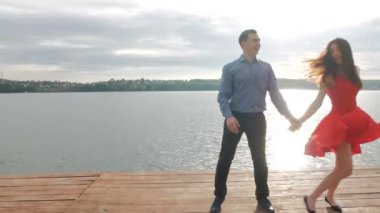 Happy, göl kıyısında iskelede dans aşk Çift