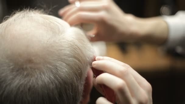 Actieve gepensioneerde ouderen oude bebaarde senior man leeftijd met grijzende haren in kapper winkel haarstylist — Stockvideo