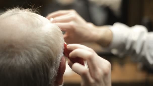 Anziani in pensione attivi vecchio barbuto uomo anziano invecchiato con i capelli grigi in parrucchiere negozio — Video Stock