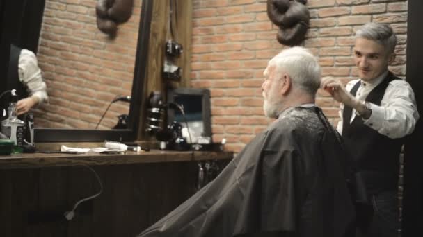 Anciano jubilado activo viejo barbudo anciano envejecido con el pelo canoso en peluquería estilista — Vídeo de stock