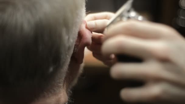 Anciano jubilado activo viejo barbudo anciano envejecido con el pelo canoso en peluquería estilista — Vídeo de stock
