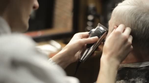 Active retired elderly old bearded senior man aged with graying hair in barber shop hairstylist — Stock Video