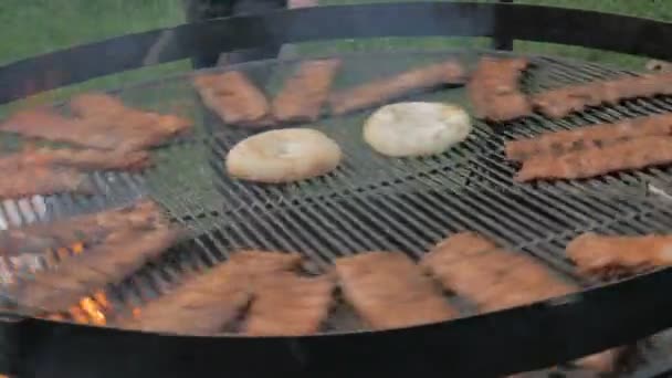 Spin barbecue food grill hot — Stock Video