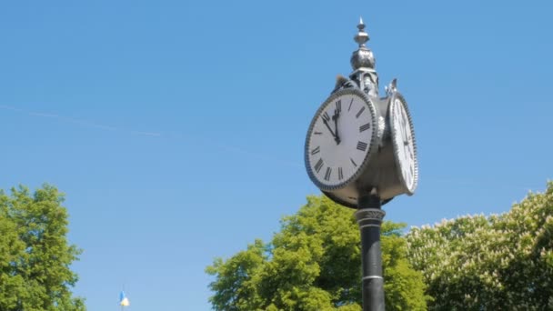 ポールの通り時計。白い背景上に分離。時計と希少金属の棒. — ストック動画