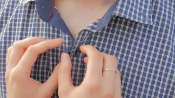 Kvinna knäppningen pojkvänner skjorta — Stockvideo
