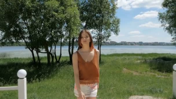 Молодая красивая женщина, гуляющая по пляжу — стоковое видео