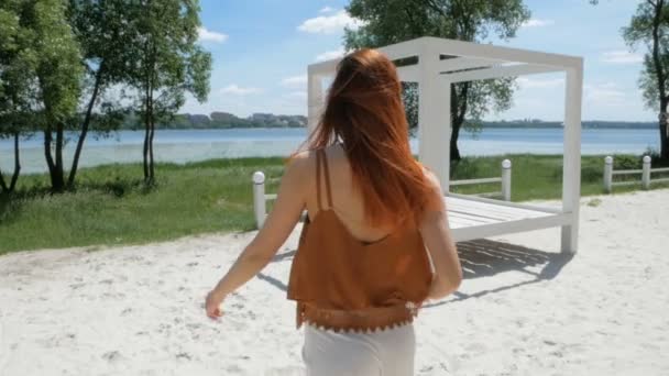 Jeune belle femme marchant sur la plage — Video