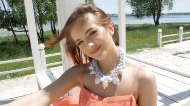 Genç güzel kadın öpücük kamera