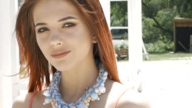 genç gülümseyen kadın açık havada dikey. yumuşak güneşli colors.close portresi.