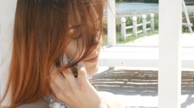 genç kadın cep telefonuyla siyah şapkalı. telefonda konuşurken kız