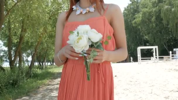 Young beautiful woman holding a bouquet with white flowers — Stock Video