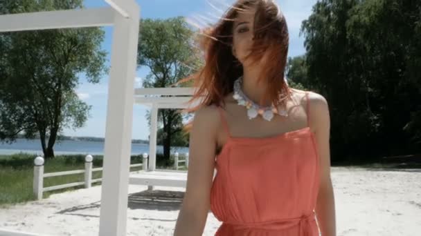 Jonge mooie vrouw wandelen op het strand — Stockvideo