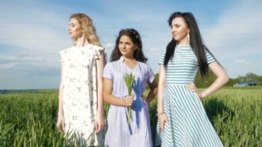 Üç güzel Bayan ya da buğday alan kadınlarda
