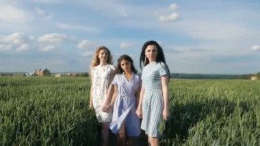 Üç güzel Bayan ya da buğday alan kadınlarda