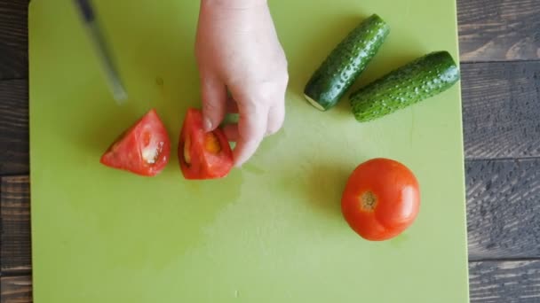 Yemek ve ev kavramı - keskin bıçak ile el kesme domates kesme tahtası üzerinde kapat — Stok video