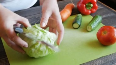 erkek doğrama savoy lahana ahşap tahta üzerinde eller