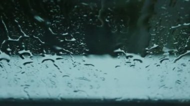 Görüntü üzerinde bir pencere düşen yağmur damla kadar kapatın