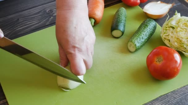 Hembra manos corte cebolla bulbo, sobre fondo de cocina — Vídeo de stock