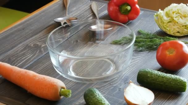 Sebze salatası için. Ahşap oyun tahtası lahana soğan salatalık havuç Yemeğimi domates domates — Stok video