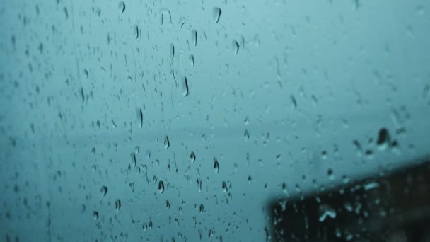 Κοντινό πλάνο εικόνα του βροχή σταγόνες που πέφτουν σε ένα παράθυρο — Αρχείο Βίντεο