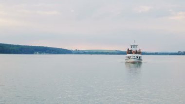 Yolcu teknesi feribot göl veya nehir yaklaşıyor