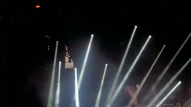 Parlak sahne renkli ışıkları yanıp sönen