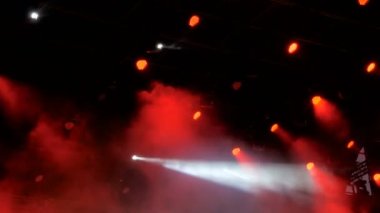 Parlak sahne renkli ışıkları yanıp sönen