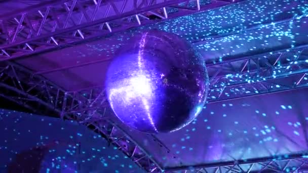 Roterende spiegel disco bal — Stockvideo