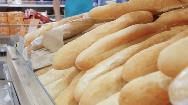 Mujer comprando pan fresco en un supermercado de productos de panadería — Vídeos de Stock