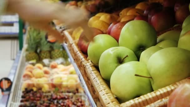 Mujer escogiendo la fruta en el supermercado escogiendo la manzana en las compras de frutas vegetales — Vídeos de Stock