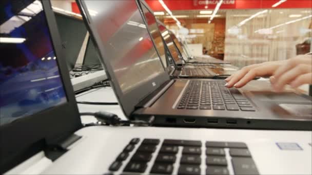 Тестування в магазині. крупним планом бізнес жінка руки набравши роботу на комп'ютері. текст на клавіатури ноутбука. повідомлення електронної пошти, пошук в Інтернеті — стокове відео