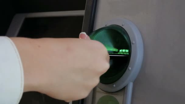 Ekleme ve bir banka kartı ATM bir kadın eli detay. — Stok video