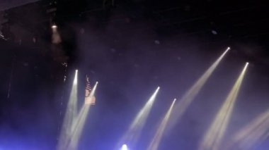 Parlak sahne renkli ışıkları yanıp sönen