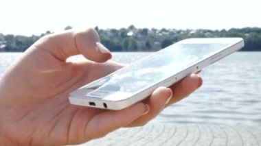 Yakın çekim yazarak smartphone Sms mesajı kullanarak kadın el atış
